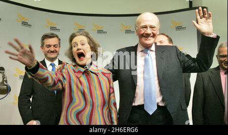 Sir Menzies Campbell feiert mit seiner Frau Elspeth, wie es heute angekündigt wurde, zum Vorsitzenden der Liberaldemokratischen Partei gewählt zu werden Stockfoto