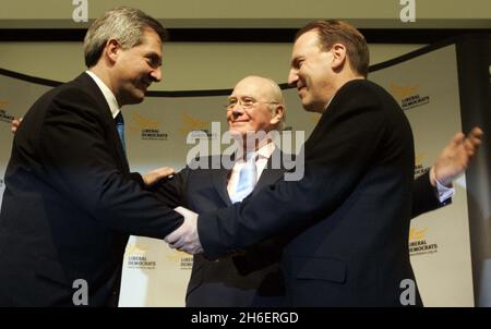 Sir Menzies Campbell feiert, wie es heute angekündigt wurde, dass er zum Vorsitzenden der Liberaldemokratischen Partei gewählt wurde Stockfoto