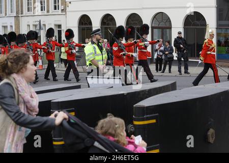 Jeff Moore 29/03/17 während der Zeremonie zur Wachablösung nach dem Terroranschlag in Westminster wurde heute die Sicherheit um Windsor Castle verschärft. Anti-Terror-Barrieren und bewaffnete Polizisten wurden in der Stadt gesehen. Stockfoto