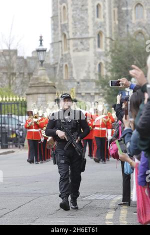 Jeff Moore 29/03/17 während der Zeremonie zur Wachablösung nach dem Terroranschlag in Westminster wurde heute die Sicherheit um Windsor Castle verschärft. Anti-Terror-Barrieren und bewaffnete Polizisten wurden in der Stadt gesehen. Stockfoto