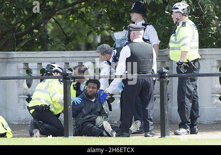 Heute Morgen wurde ein Mann mit einem Messer vor dem Buckingham Palace in London verhaftet Stockfoto