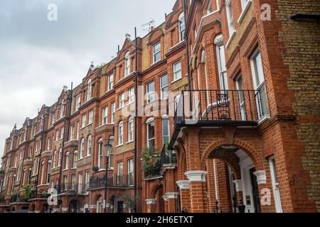 Straße mit gehoben Reihenhäusern in Kensington, London Stockfoto