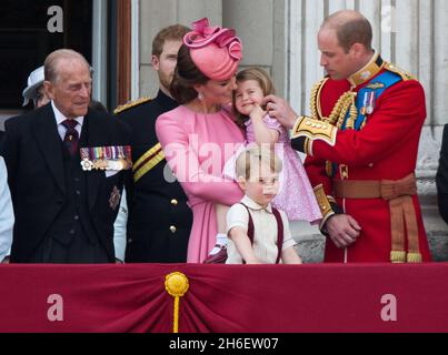 Philip, der Herzog von Edinburgh, Prinz Harry, Catherine, Herzogin von Cambridge, Prinzessin Charlotte, Prinz George und Prinz William, der Herzog von Cambridge, besuchen Trooping the Color in der Mall, London. Stockfoto