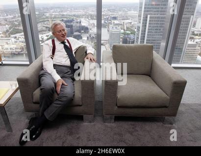 John Varley im Barclay Banks HQ in Canary Wharf, als er Chief Executive der Bank war. Barclays und John Varely wurden wegen der Geschäfte der Bank im Krisenzeitalter mit Katar angeklagt. Stockfoto