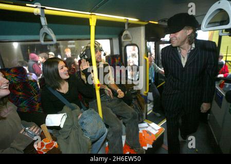 Sir Bob Geldof trifft auf Demonstranten, die zum Auftakt des G8-Gipfels auf dem megabus zur Haymarket Station in Edinburgh gereist sind. Jeff Moore/allactiondigital.com Stockfoto