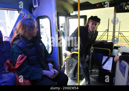 Sir Bob Geldof trifft auf Demonstranten, die zum Auftakt des G8-Gipfels auf dem megabus zur Haymarket Station in Edinburgh gereist sind. Jeff Moore/allactiondigital.com Stockfoto