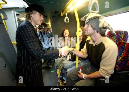 Sir Bob Geldof trifft auf Demonstranten, die zum Auftakt des G8-Gipfels auf dem megabus zur Haymarket Station in Edinburgh gereist sind. Jeff Moore/allactiondigital.com Stockfoto