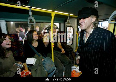 Sir Bob Geldof trifft auf Demonstranten, die zum Auftakt des G8-Gipfels auf dem megabus zur Haymarket Station in Edinburgh gereist sind. Jeff Moore/allactiondigital.com Stockfoto