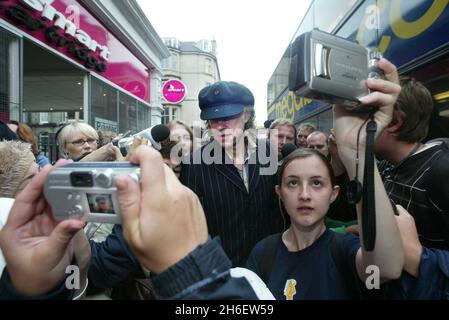 Sir Bob Geldof trifft auf Demonstranten, die zum Auftakt des G8-Gipfels auf dem megabus zur Haymarket Station in Edinburgh gereist sind. Jeff Moore/allactiondigital.com Stockfoto