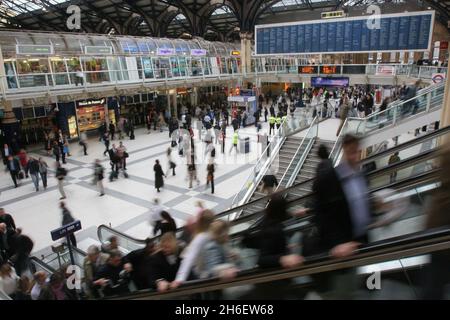 Eine Reihe von Bombenangriffen auf das Londoner Verkehrssystem tötete am 07./07./05. Mehr als 50 Menschen und verletzte über 700 weitere. Pendler gehen heute Morgen nach den Bombenanschlägen im Zentrum von London wie gewohnt zur Arbeit am Bahnhof Liverpool Street. Jeff Moore/allactiondigital.com Stockfoto