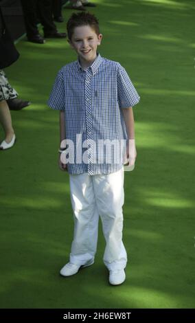 Freddie Highmore nimmt an der Premiere von Charlie and the Chocolate Factory im Londoner West End Teil. Jeff Moore/allactiondigital.com Stockfoto