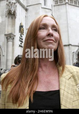 Deborah Tate, die Schwester der ermordeten Schauspielerin Sharon Tate, verließ das hohe Gericht für den Fall Roman Polanski. Jeff Moore/allactiondigital.com Stockfoto