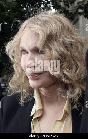 Die Schauspielerin Mia Farrow kommt am High Court in London an, um Beweise für den Fall Roman Polanski zu liefern. Jeff Moore/allactiondigital.com Stockfoto