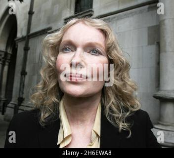 Die Schauspielerin Mia Farrow kommt am High Court in London an, um Beweise für den Fall Roman Polanski zu liefern. Jeff Moore/allactiondigital.com Stockfoto