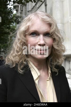 Die Schauspielerin Mia Farrow kommt am High Court in London an, um Beweise für den Fall Roman Polanski zu liefern. Jeff Moore/allactiondigital.com Stockfoto