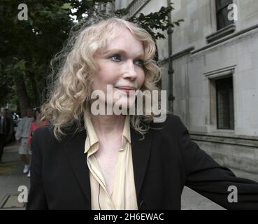 Die Schauspielerin Mia Farrow kommt am High Court in London an, um Beweise für den Fall Roman Polanski zu liefern. Jeff Moore/allactiondigital.com Stockfoto