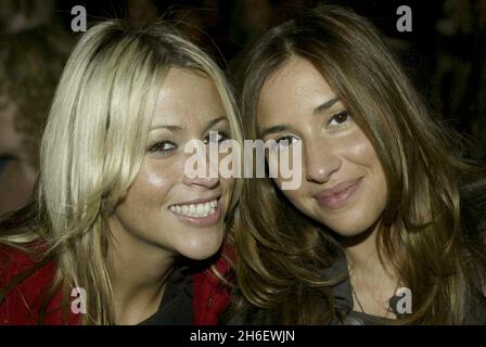 Nicole Appleton und Melie Blatt, ehemals All Saints, beobachten Betty Jackson, Teil der London Fashion Week, Spring 2006 Collections. Jeff Moore/allactiondigital.com Stockfoto