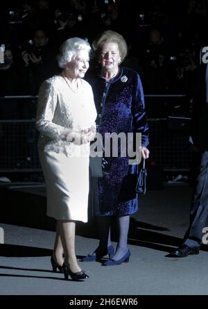 Königin Elizabeth II. Bei der Ankunft zur 80. Geburtstagsparty von Baroness Margaret Thatcher im Mandarin Oriental Hotel in Knightsbridge, London. Jeff Moore/allactiondigital.com Stockfoto