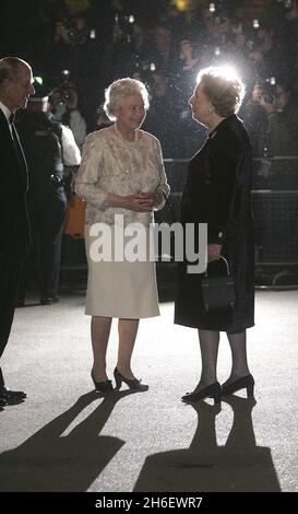 Königin Elizabeth II. Bei der Ankunft zur 80. Geburtstagsparty von Baroness Margaret Thatcher im Mandarin Oriental Hotel in Knightsbridge, London. Jeff Moore/allactiondigital.com Stockfoto