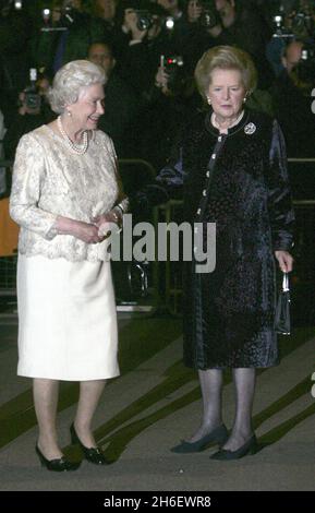 Königin Elizabeth II. Bei der Ankunft zur 80. Geburtstagsparty von Baroness Margaret Thatcher im Mandarin Oriental Hotel in Knightsbridge, London. Jeff Moore/allactiondigital.com Stockfoto