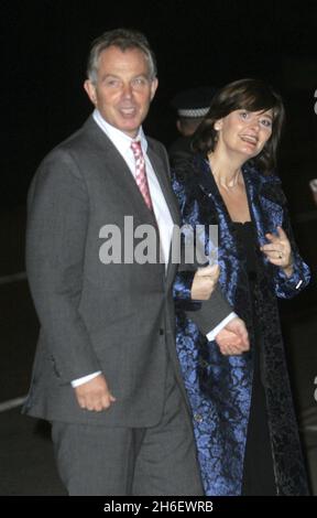 NACHMITTAG Tony Blair und Frau Cherie bei der Ankunft zur 80. Geburtstagsparty von Baroness Margaret Thatcher im Mandarin Oriental Hotel in Knightsbridge, London. Stockfoto