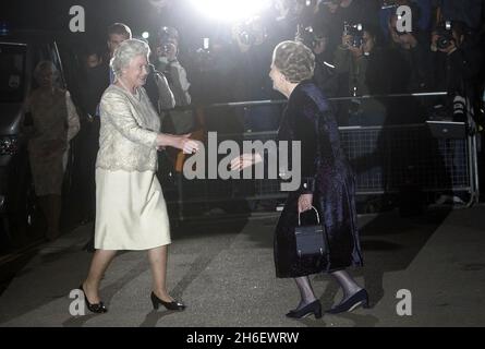 Königin Elizabeth II. Bei der Ankunft zur 80. Geburtstagsparty von Baroness Margaret Thatcher im Mandarin Oriental Hotel in Knightsbridge, London. Jeff Moore/allactiondigital.com Stockfoto