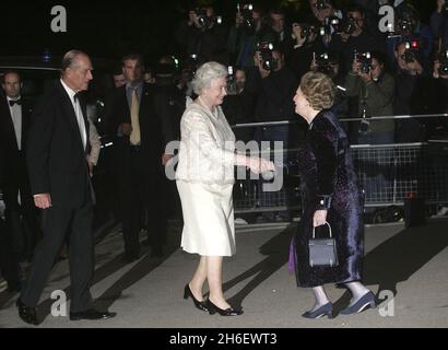 Königin Elizabeth II. Bei der Ankunft zur 80. Geburtstagsparty von Baroness Margaret Thatcher im Mandarin Oriental Hotel in Knightsbridge, London. Jeff Moore/allactiondigital.com Stockfoto