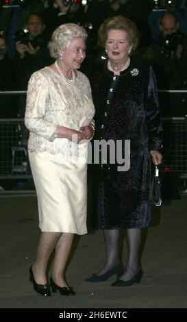 Königin Elizabeth II. Bei der Ankunft zur 80. Geburtstagsparty von Baroness Margaret Thatcher im Mandarin Oriental Hotel in Knightsbridge, London. Jeff Moore/allactiondigital.com Stockfoto