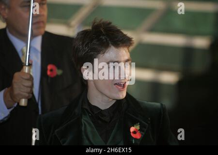 Daniel Radcliffe bei der Filmpremiere von Harry Potter und der Feuerkelch, Leicester Square, London. Jeff Moore/allactiondigital.com Stockfoto