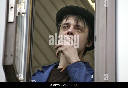 Sänger Pete Doherty erscheint heute am Fenster des Richtergerichts von Thames in London, als er auf seine Gerichtsverhandlung wegen Drogenanklagen wartet. Stockfoto