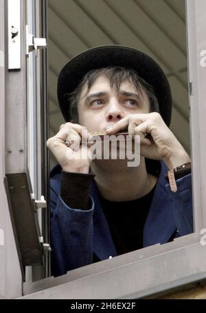 Sänger Pete Doherty erscheint heute am Fenster des Richtergerichts von Thames in London, als er auf seine Gerichtsverhandlung wegen Drogenanklagen wartet. Stockfoto