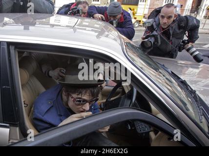 Sänger Pete Doherty vor dem Londoner Magistrat der Themse, als er heute Morgen an einer Gerichtsverhandlung wegen Drogenanklagen teilnahm.Bildshows: Pete mit Blut im Gesicht und in der Hand Stockfoto