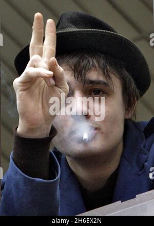 Sänger Pete Doherty erscheint heute am Fenster des Richtergerichts von Thames in London, als er auf seine Gerichtsverhandlung wegen Drogenanklagen wartet. Stockfoto