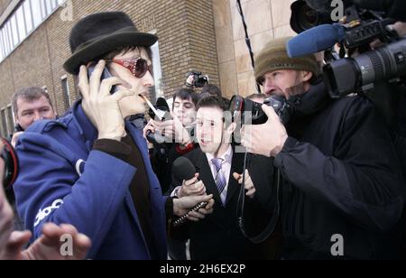 Sänger Pete Doherty vor dem Londoner Magistrat der Themse, als er heute Morgen an einer Gerichtsverhandlung wegen Drogenanklagen teilnahm.Bildshows: Pete mit Blut im Gesicht und in der Hand Stockfoto