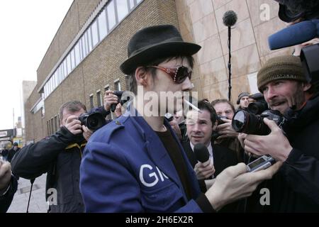 Sänger Pete Doherty vor dem Londoner Magistrat der Themse, als er heute Morgen an einer Gerichtsverhandlung wegen Drogenanklagen teilnahm.Bildshows: Pete mit Blut im Gesicht und in der Hand Stockfoto