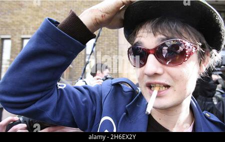 Sänger Pete Doherty vor dem Londoner Magistrat der Themse, als er heute Morgen an einer Gerichtsverhandlung wegen Drogenanklagen teilnahm.Bildshows: Pete mit Blut im Gesicht und in der Hand Stockfoto