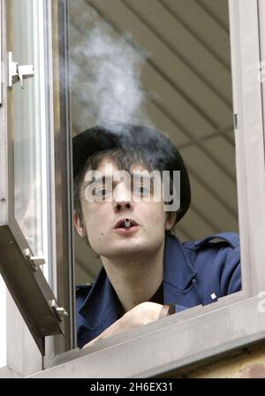 Sänger Pete Doherty erscheint heute am Fenster des Richtergerichts von Thames in London, als er auf seine Gerichtsverhandlung wegen Drogenanklagen wartet. Stockfoto