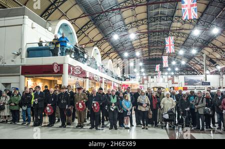 Die Western Front Association veranstaltet jedes Jahr eine Zeremonie auf der Victoria Station, um an die Ankunft des Unbekannten Kriegers zu erinnern, der am 10. November 1920 um 20.32 Uhr auf die Plattform 8 der Victoria Station gebracht wurde. Der in einer Schatulle versiegelte Leichnam des Unbekannten Kriegers wurde am 10. November 1920 per Bahn zur Victoria Station gebracht. Am Morgen des 11. November 1920 wurde die Schatulle auf einen Gewehrwagen der Royal Horse Artillery gelegt und von sechs Pferden durch riesige und stille Menschenmengen zur Westminster Abbey gezogen, wo sie dann im äußersten westlichen Ende des Kirchenschiffs beigesetzt wurde, Nur wenige Meter vom Eingang entfernt, Stockfoto