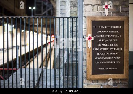 Die Western Front Association veranstaltet jedes Jahr eine Zeremonie auf der Victoria Station, um an die Ankunft des Unbekannten Kriegers zu erinnern, der am 10. November 1920 um 20.32 Uhr auf die Plattform 8 der Victoria Station gebracht wurde. Der in einer Schatulle versiegelte Leichnam des Unbekannten Kriegers wurde am 10. November 1920 per Bahn zur Victoria Station gebracht. Am Morgen des 11. November 1920 wurde die Schatulle auf einen Gewehrwagen der Royal Horse Artillery gelegt und von sechs Pferden durch riesige und stille Menschenmengen zur Westminster Abbey gezogen, wo sie dann im äußersten westlichen Ende des Kirchenschiffs beigesetzt wurde, Nur wenige Meter vom Eingang entfernt, Stockfoto