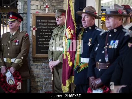 Die Western Front Association veranstaltet jedes Jahr eine Zeremonie auf der Victoria Station, um an die Ankunft des Unbekannten Kriegers zu erinnern, der am 10. November 1920 um 20.32 Uhr auf die Plattform 8 der Victoria Station gebracht wurde. Der in einer Schatulle versiegelte Leichnam des Unbekannten Kriegers wurde am 10. November 1920 per Bahn zur Victoria Station gebracht. Am Morgen des 11. November 1920 wurde die Schatulle auf einen Gewehrwagen der Royal Horse Artillery gelegt und von sechs Pferden durch riesige und stille Menschenmengen zur Westminster Abbey gezogen, wo sie dann im äußersten westlichen Ende des Kirchenschiffs beigesetzt wurde, Nur wenige Meter vom Eingang entfernt, Stockfoto