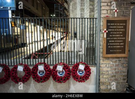 Die Western Front Association veranstaltet jedes Jahr eine Zeremonie auf der Victoria Station, um an die Ankunft des Unbekannten Kriegers zu erinnern, der am 10. November 1920 um 20.32 Uhr auf die Plattform 8 der Victoria Station gebracht wurde. Der in einer Schatulle versiegelte Leichnam des Unbekannten Kriegers wurde am 10. November 1920 per Bahn zur Victoria Station gebracht. Am Morgen des 11. November 1920 wurde die Schatulle auf einen Gewehrwagen der Royal Horse Artillery gelegt und von sechs Pferden durch riesige und stille Menschenmengen zur Westminster Abbey gezogen, wo sie dann im äußersten westlichen Ende des Kirchenschiffs beigesetzt wurde, Nur wenige Meter vom Eingang entfernt, Stockfoto