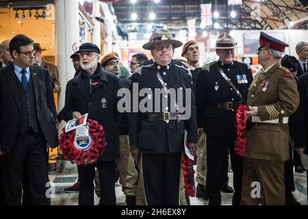 Die Western Front Association veranstaltet jedes Jahr eine Zeremonie auf der Victoria Station, um an die Ankunft des Unbekannten Kriegers zu erinnern, der am 10. November 1920 um 20.32 Uhr auf die Plattform 8 der Victoria Station gebracht wurde. Der in einer Schatulle versiegelte Leichnam des Unbekannten Kriegers wurde am 10. November 1920 per Bahn zur Victoria Station gebracht. Am Morgen des 11. November 1920 wurde die Schatulle auf einen Gewehrwagen der Royal Horse Artillery gelegt und von sechs Pferden durch riesige und stille Menschenmengen zur Westminster Abbey gezogen, wo sie dann im äußersten westlichen Ende des Kirchenschiffs beigesetzt wurde, Nur wenige Meter vom Eingang entfernt, Stockfoto