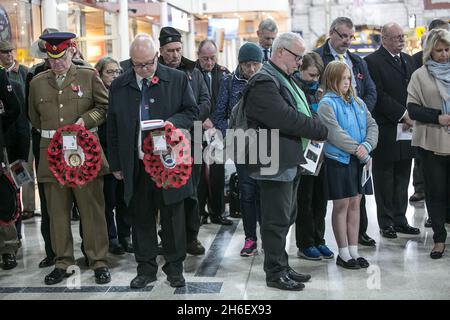 Die Western Front Association veranstaltet jedes Jahr eine Zeremonie auf der Victoria Station, um an die Ankunft des Unbekannten Kriegers zu erinnern, der am 10. November 1920 um 20.32 Uhr auf die Plattform 8 der Victoria Station gebracht wurde. Der in einer Schatulle versiegelte Leichnam des Unbekannten Kriegers wurde am 10. November 1920 per Bahn zur Victoria Station gebracht. Am Morgen des 11. November 1920 wurde die Schatulle auf einen Gewehrwagen der Royal Horse Artillery gelegt und von sechs Pferden durch riesige und stille Menschenmengen zur Westminster Abbey gezogen, wo sie dann im äußersten westlichen Ende des Kirchenschiffs beigesetzt wurde, Nur wenige Meter vom Eingang entfernt, Stockfoto