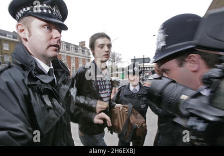 Pete Doherty stellte sich vor, wie er die Magistrate von Thames verließ. Stockfoto