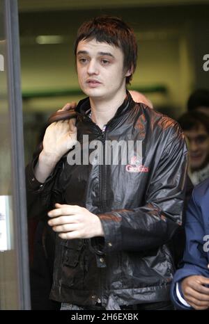 Pete Doherty stellte sich vor, wie er die Magistrate von Thames verließ. Stockfoto