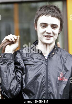 Pete Doherty stellte sich vor, wie er die Magistrate von Thames verließ. Stockfoto