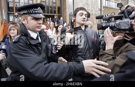 Pete Doherty stellte sich vor, wie er die Magistrate von Thames verließ. Stockfoto