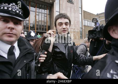 Pete Doherty stellte sich vor, wie er die Magistrate von Thames verließ. Stockfoto