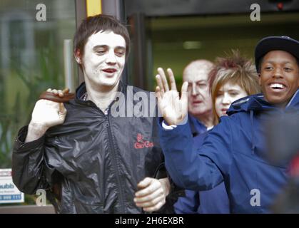 Pete Doherty stellte sich vor, wie er die Magistrate von Thames verließ. Stockfoto