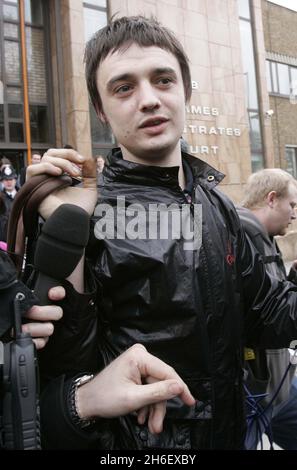 Pete Doherty stellte sich vor, wie er die Magistrate von Thames verließ. Stockfoto